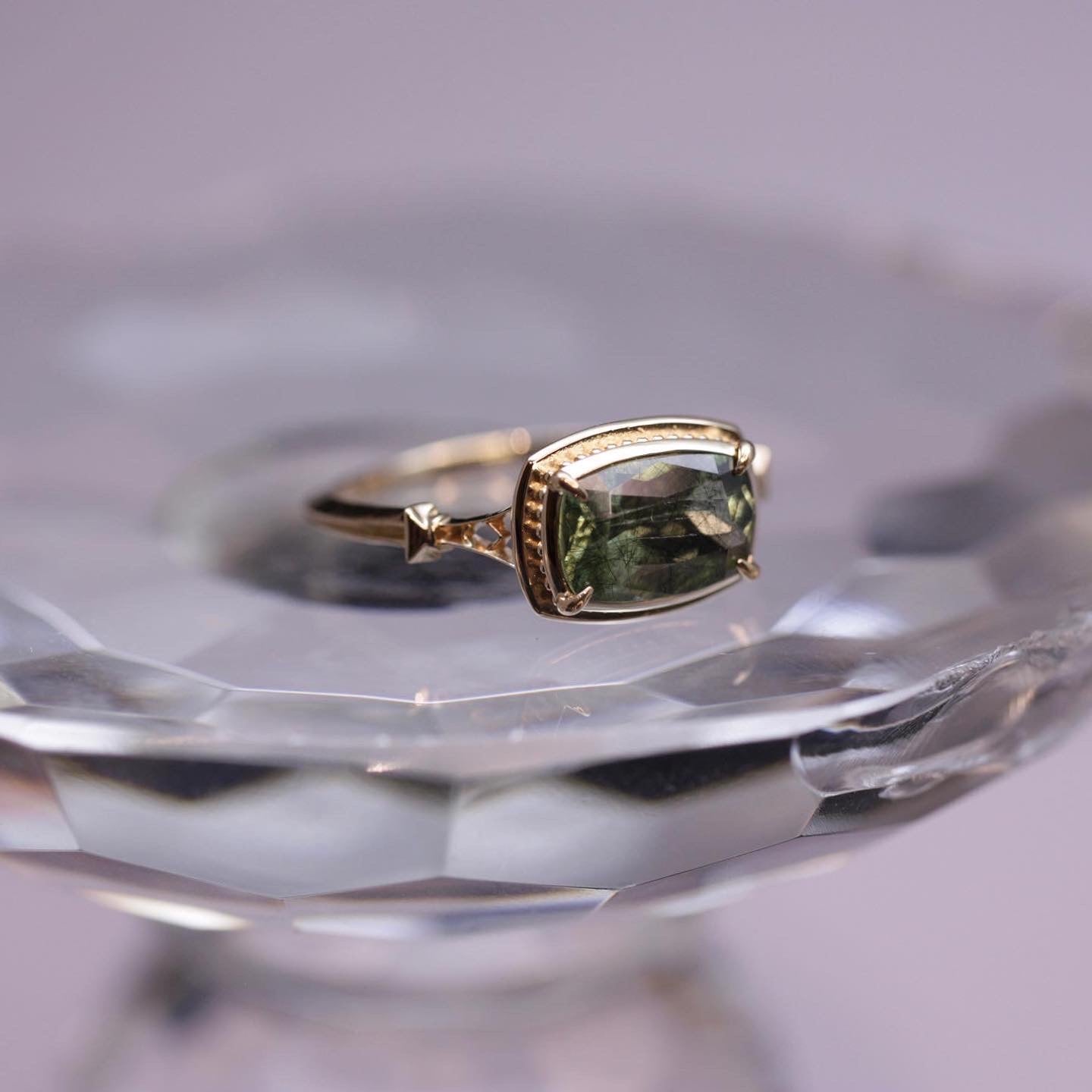 1283 Ludwigite in Peridot -