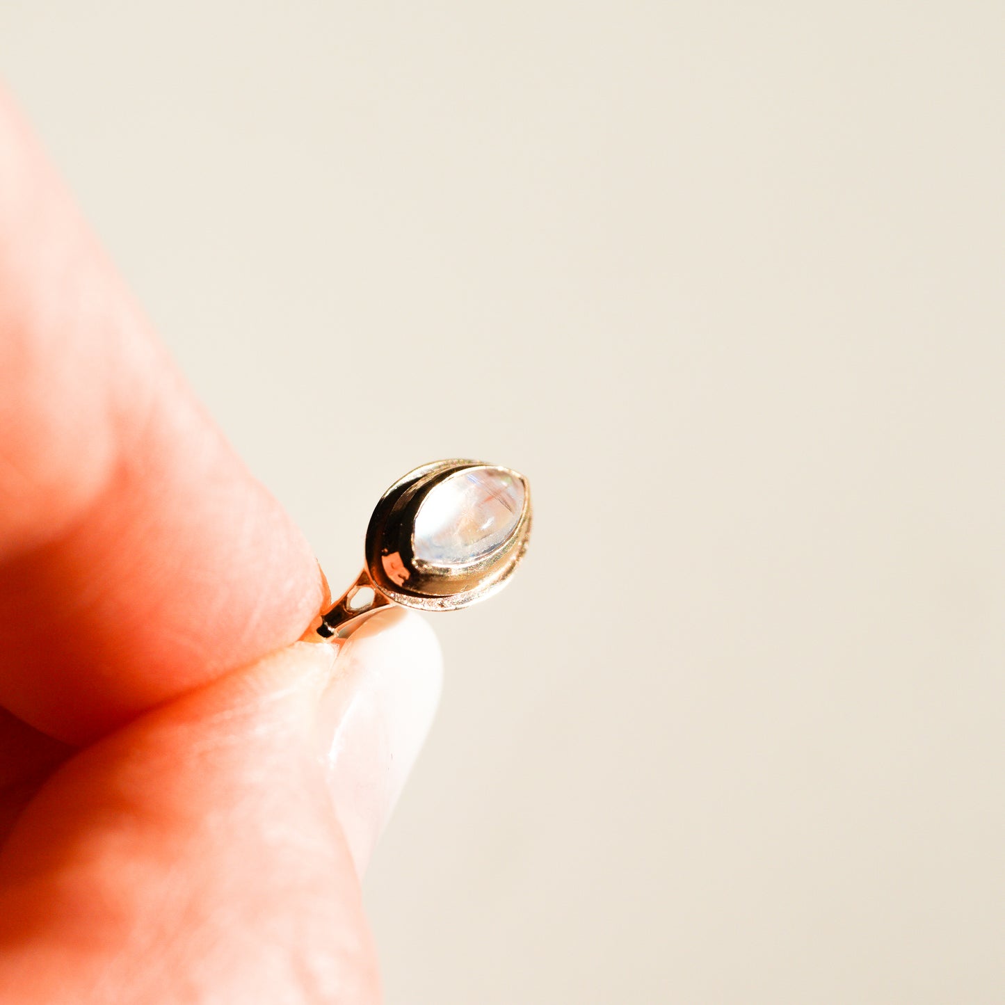 1477 Rainbow Moonstone / Ring