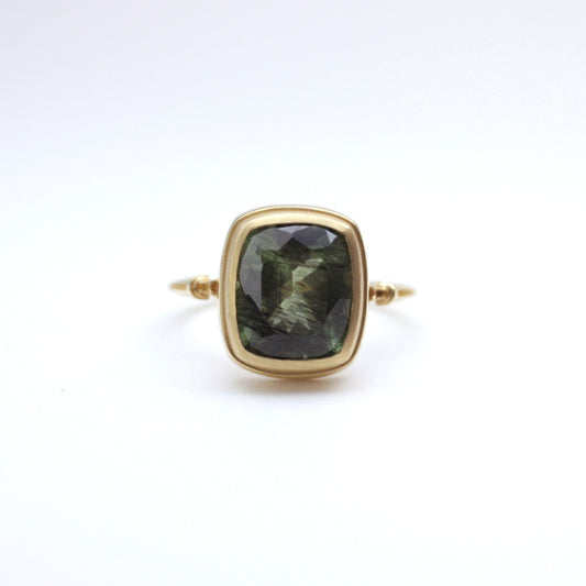 2124 Ludwigite in Peridot K18